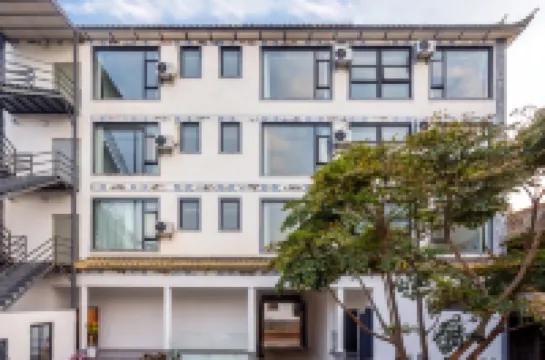 大理宏澤客棧(鳳儀機場洱海店) 鄰近滇西應用技術大學的酒店