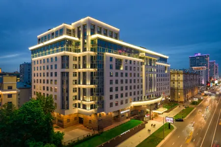 Звезды Арбата Отель и Апартаменты (Москва Марриотт Новый Арбат) Отели рядом с достопримечательностью «Скульптурный ансамбль «Знаки Зодиака»»