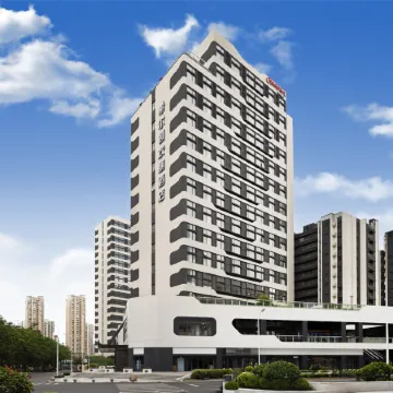 Hampton by Hilton Qingdao Jinshatan Отели рядом с достопримечательностью «Пляж Голден-Бич»