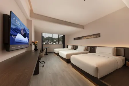 Atour Hotel Hongqiao Fenghuang Ancient City Отели рядом с достопримечательностью «Fenghuang Yang's Ancestral Hall»