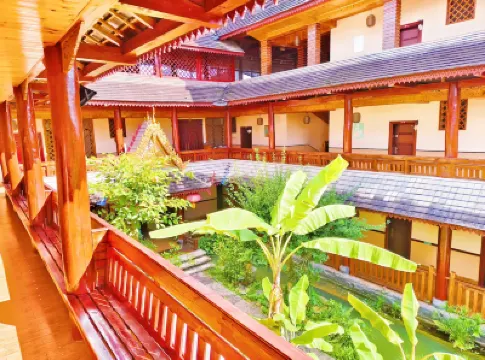 Cailun Jinwan Chinese Inn (Xishuangbanna Daizu Park Poshuiguangchang) Hotels near Xishuangbanna Dai Garden