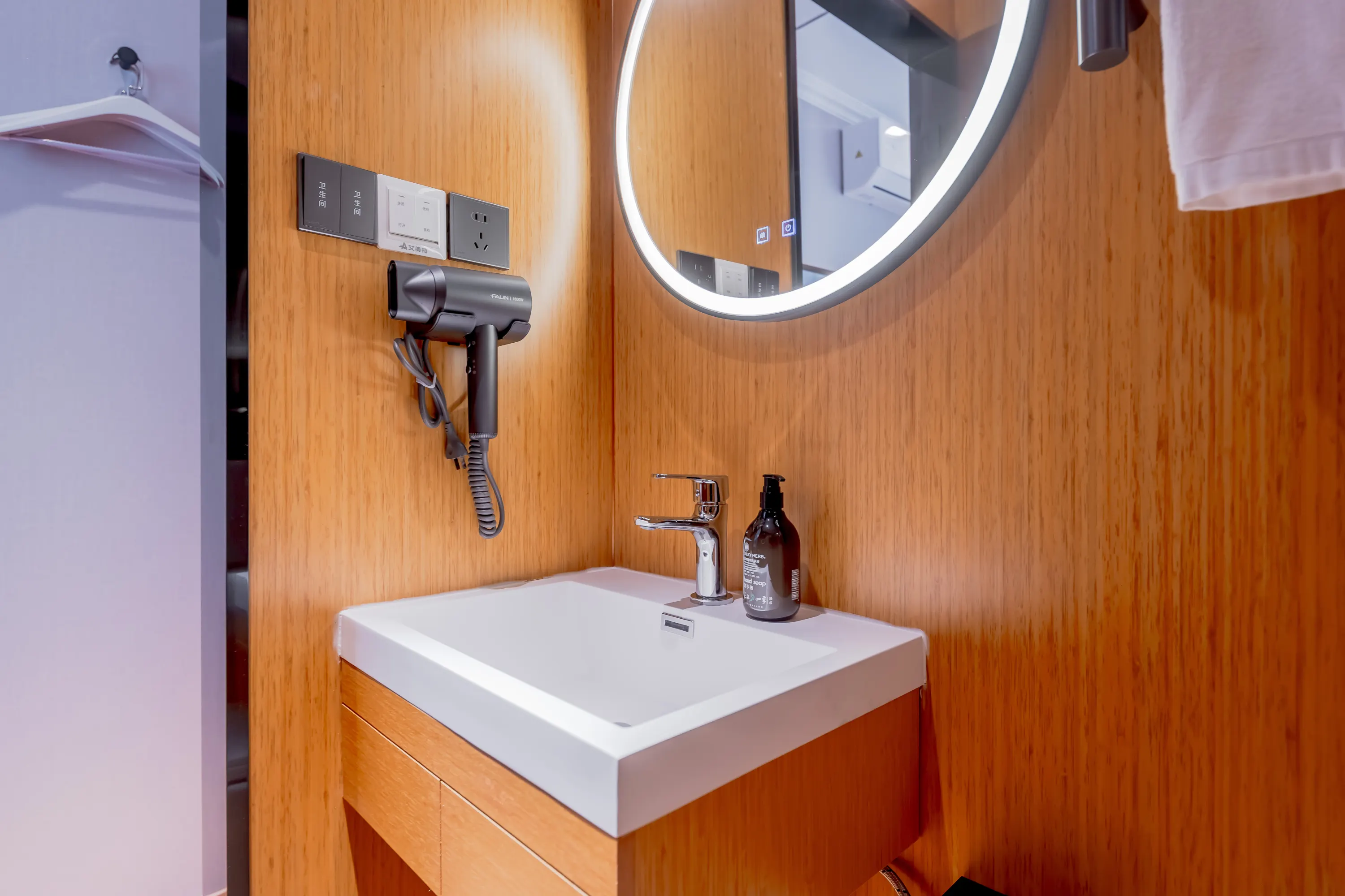 Home Inn Plus Four Seasons Hotel (Hangzhou West Lake Wulinmen Metro Station Branch) Zimmer Photos