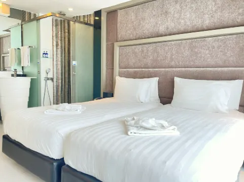 Azure Hotel Pattaya Отели рядом с достопримечательностью «Пешеходная улица Паттайя»