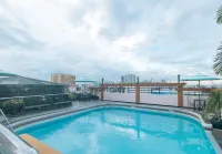 Urban Travellers Hotel by RedDoorz - สระว่ายน้ำบนดาดฟ้า