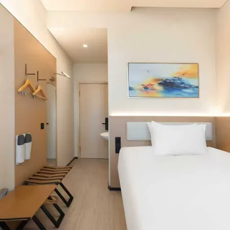 CJIA Apartment Hotel (Shanghai Daning Zhongshan North Road Metro Station) Отели рядом с достопримечательностью «Железнодорожный вокзал Шанхая»