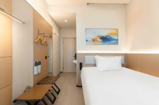 CJIA Apartment Hotel (Shanghai Daning Zhongshan North Road Metro Station) Hotels in District of Hutai and Pengpu