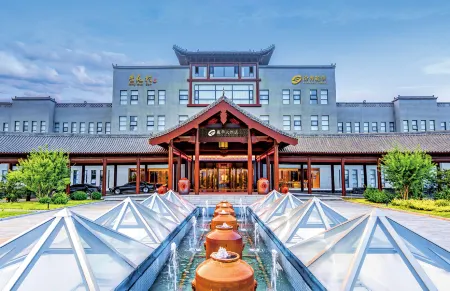 Fenxing Lihua Grand Hotel Отели рядом с достопримечательностью «Jiajiazhuang Folk Customs Zoo»