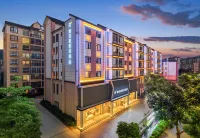 Lancang Yunjian Junli Cheng Hotel (County People's Government Branch) - parkir