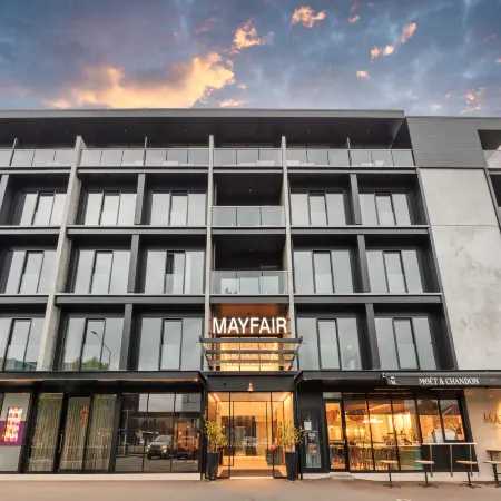 The Mayfair Отели рядом с достопримечательностью «Мона-вейл»