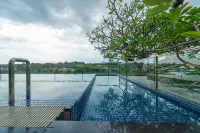 I Hotel Batam - piscina