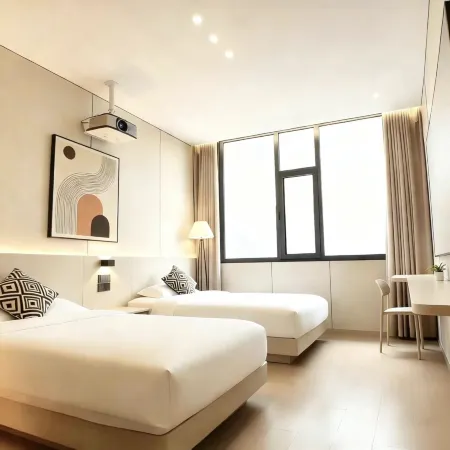 Xingyun B&B Hotel (Longmen High-speed Railway Station Baolong Plaza)