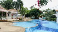 Cozy 2BR Private Villa | Fast WiFi & Kitchen - 停車場