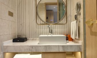 Vienna International Hotel (Shannan Jiacha County Center)