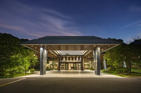 Howard Johnson Dongqian Lake Plaza Ningbo -Spring Joy Wing Отели рядом с достопримечательностью «Erlingshan Hot Spring»