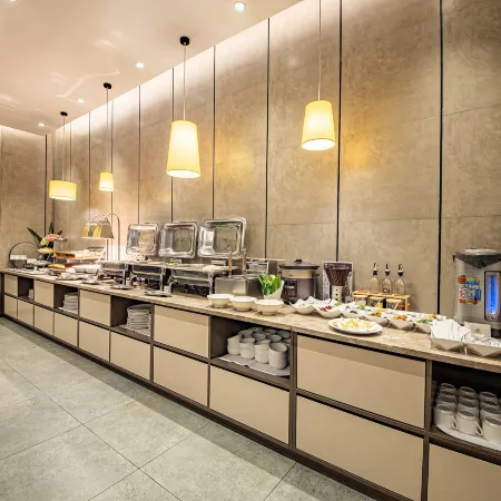 Homeinn Plus Hotel (Anshun Huangguoshu Avenue Xintiandi)