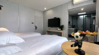 Lai Xinyuan Light Luxury Hotel (Taizhou Jiaojiang Pier 7 Store)