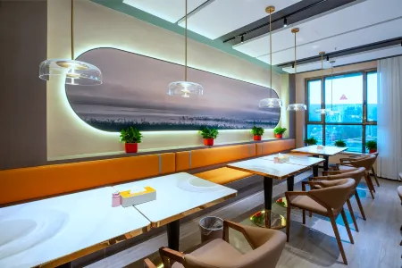 Zhihan Huanpeng Hotel (Kashgar Convention and Exhibition Center) Отели рядом с достопримечательностью «Xiang Fei Park»