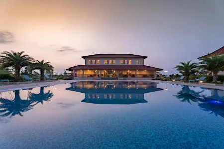 River Bank Jungle Resort Отели рядом с достопримечательностью «Chitwan Jungle Safari»