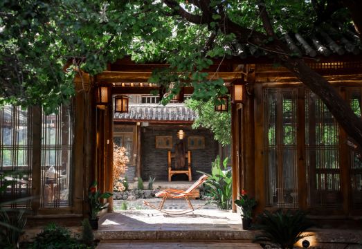 丽江束河古溪庭院客栈外景图