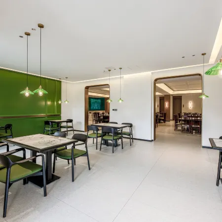 Yuntai Mountain Azalea Green Meadow Resort Hotel