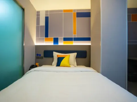 7 Days Inn (Xi'an Railway Station & Xi'an Railway Station Metro Station Branch) Отели рядом с достопримечательностью «Vanguard (Xi'an Taihua Road Shop)»