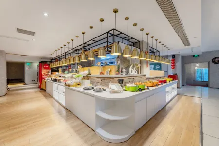 Weidu Hotel Отели рядом с достопримечательностью «Guangzhou Sport University Gymnasium»