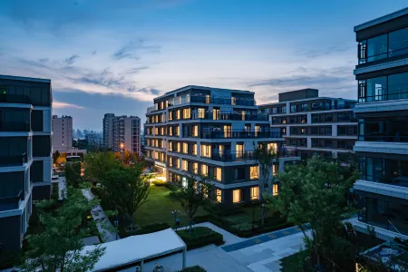 World Hotel (Jinan Fengming Road Baoshan Subway Station Branch) Отели рядом с достопримечательностью «Shandong Jianzhu University»