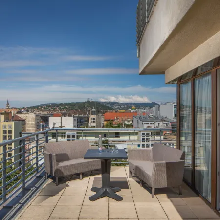 Escala Hotel & Suites Отели рядом с достопримечательностью «Стадион «Групама Арена»»