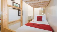RedDoorz @ Delorian Residences Отели в г. Макати