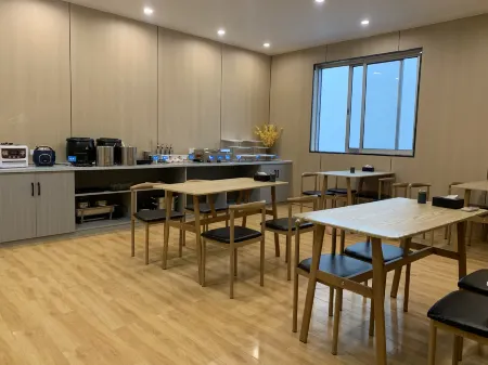 City Express Hotel Отели в г. Лунчжоу