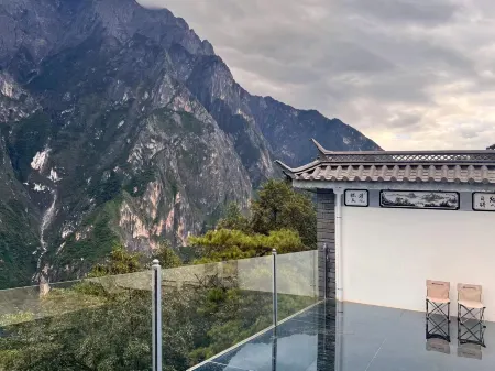 Shangri-La Tiger Leaping Gorge Qiyan Guanshan Boutique Homestay Отели рядом с достопримечательностью «First bay of the Yangtze River»