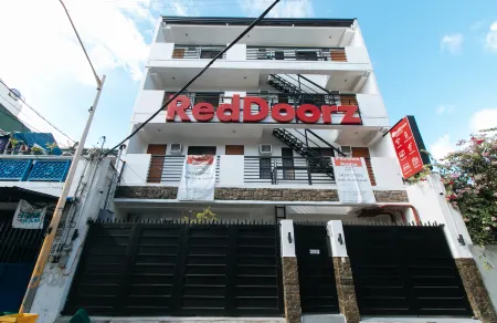 RedDoorz @ DBuilders Bangkal Makati