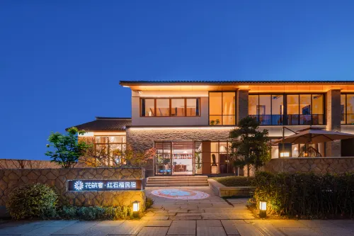 Floral Lux Hotel · Pomegranate Hotel Các khách sạn ở Bình Hồ