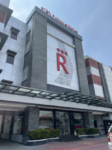 Riez Palace Hotel Hotel dekat Stasiun Kereta Tegal