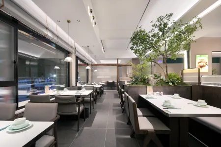 Wuhan University of Technology Ramada Encore Hotel at Jiedaokou Отели рядом с достопримечательностью «Hubei Software Talent and Technical Institute»