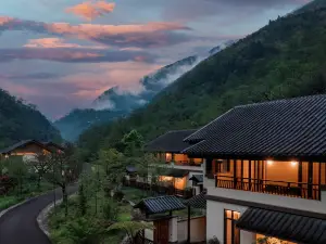 Dulongjiang Tianjing Hotel
