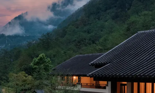 Dulongjiang Tianjing Hotel