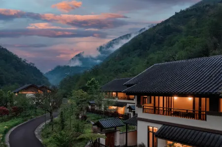 Dulongjiang Tianjing Hotel