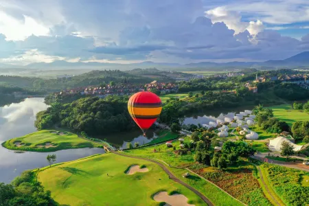 Xishuangbanna Visible Zeqi Tent Hotel Отели в г. Менхай