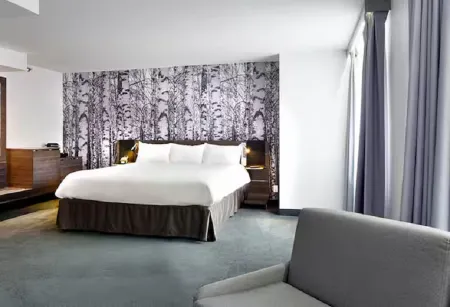 DoubleTree by Hilton Ottawa Downtown Отели рядом с достопримечательностью «Бичвуд Фунерал, Семетери энд Кремейшен Сервисиз»