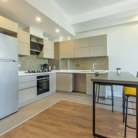 Sirius Town Apartment with Pool, Spa & Gym Near Beach & Mall