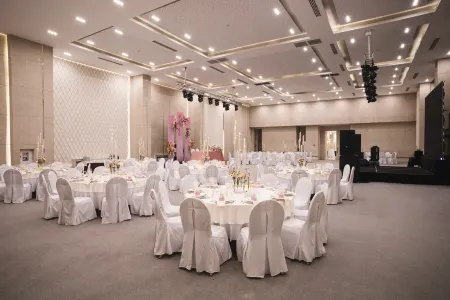 Резидент Сити Отель Отели рядом с достопримечательностью «Музей народных музыкальных инструментов им. Ыхласа»