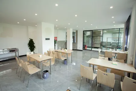 lufengrunchengjiudian Отели в г. Луфын