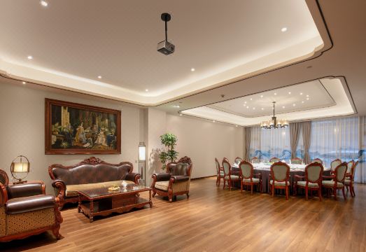 전통 차 세트가 완비된 공간