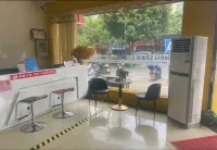 Jingzu Esports Hotel (Xinfeng Aoxin Fruit Wholesale Market Store) - Pet friendly