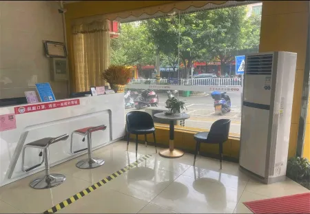 Jingzu Esports Hotel (Xinfeng Aoxin Fruit Wholesale Market Store) Отели рядом со станцией Xinfengxi Railway Station