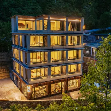 Luxury Mountain View Hot Spring Resort (Private Oxygen Spa Hotel at the Foot of the Snowy Mountain)