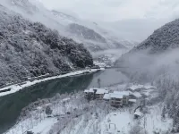 籬夏プライベート温泉民宿 臥龍鎮周辺のホテル