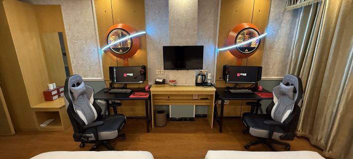 Zhuowei E-Sports Hotel (Dingtao Jinghu Square Bus Station) Отели в г. Хэцзе