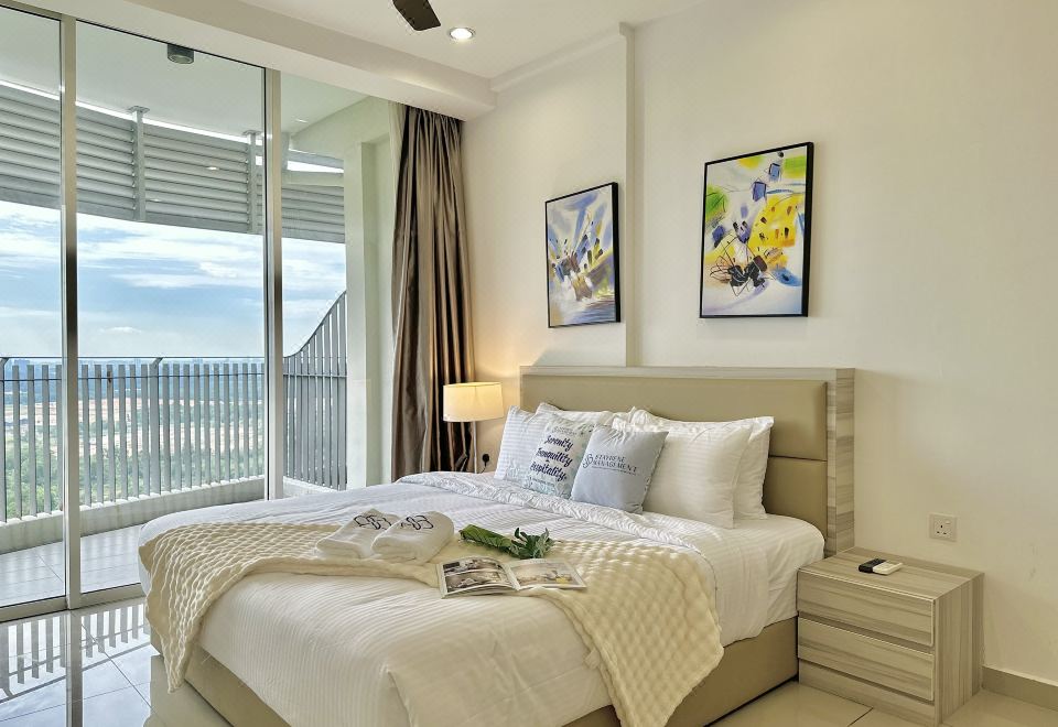 Encorp Marina Residence By Stayrene의 깔끔한 객실 내부